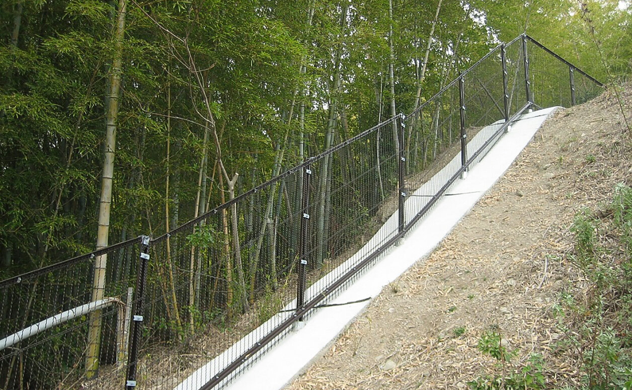 敷地内　小動物侵入防止柵